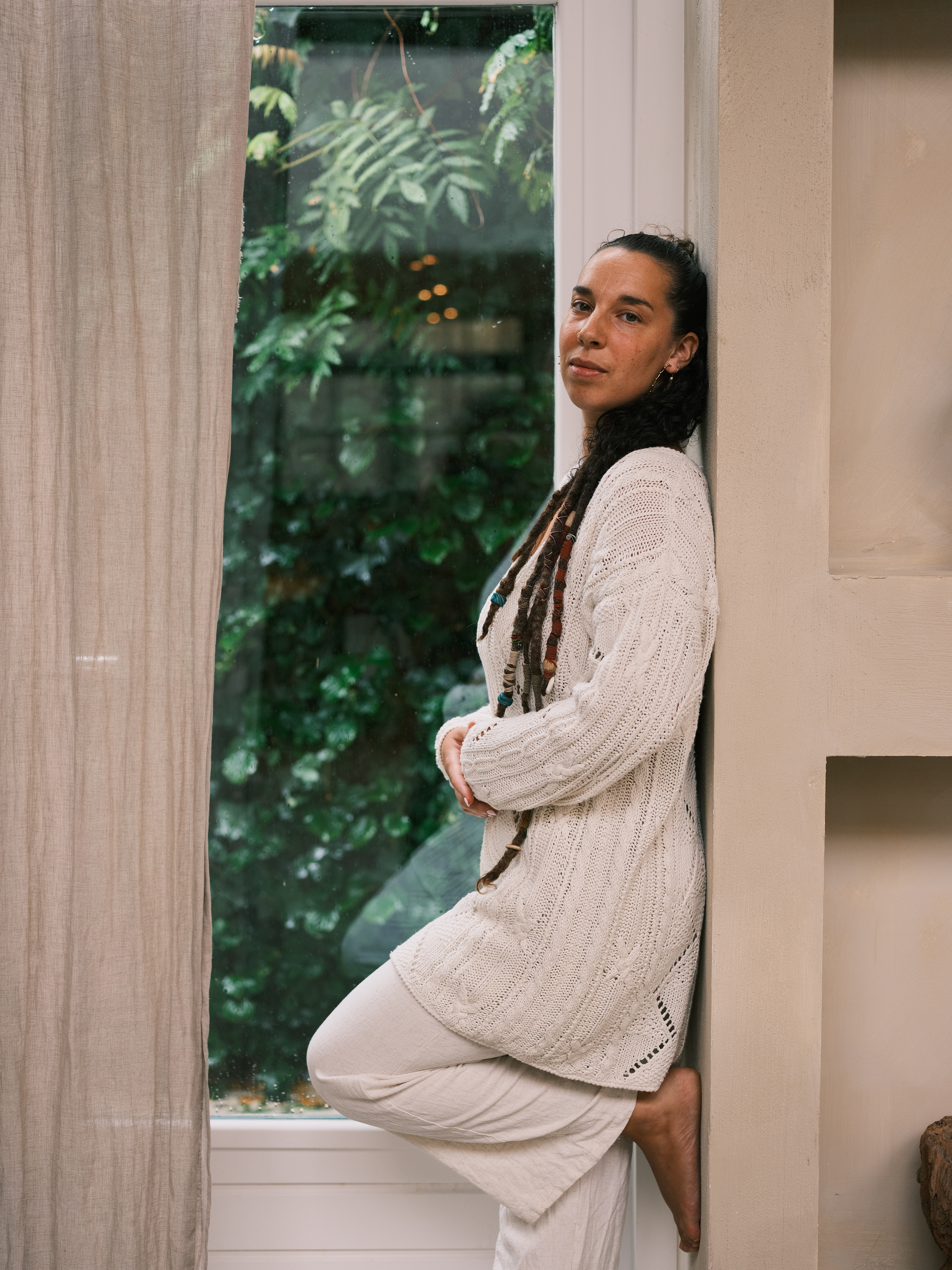 Samantha leunend tegen muur bij htet raam